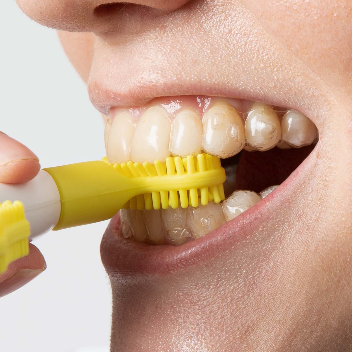 Munchies® VIBE engaged with top teeth