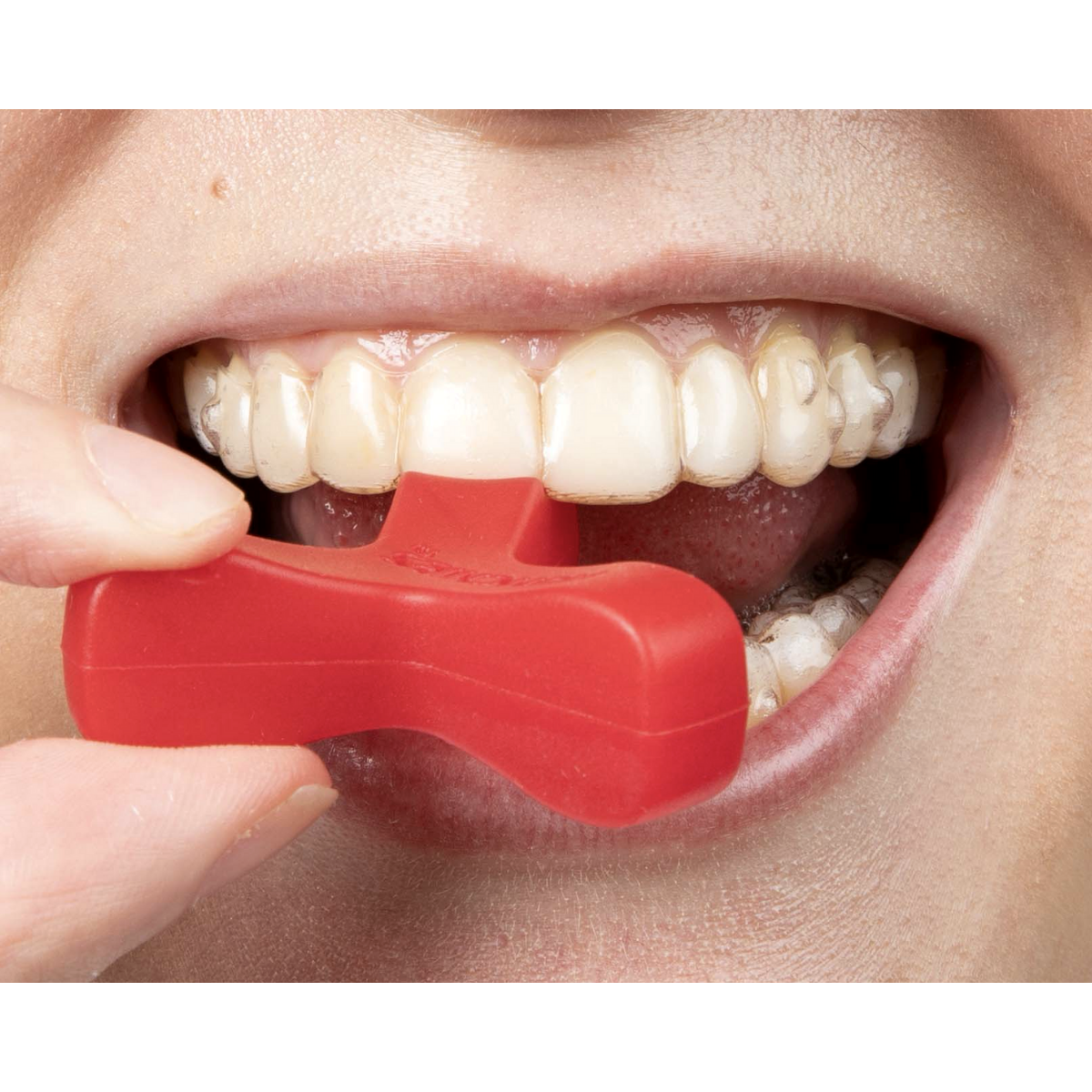 Red Munchies® Maxx in mouth engaged with front tooth