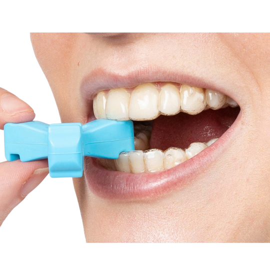 Blue Munchies® EPS engaged with bottom teeth
