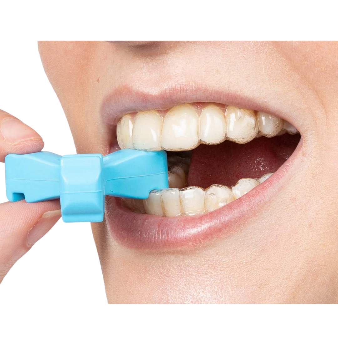 Blue Munchies® EPS engaged with bottom teeth